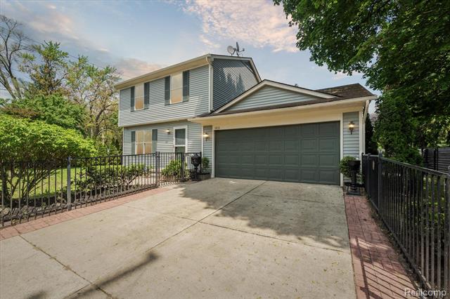 front view picture of 1011 Knowles St, Royal Oak, MI. 48067