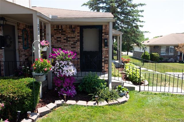 front view picture of 25124 W Franklin Terracew , South Lyon, MI. 48178