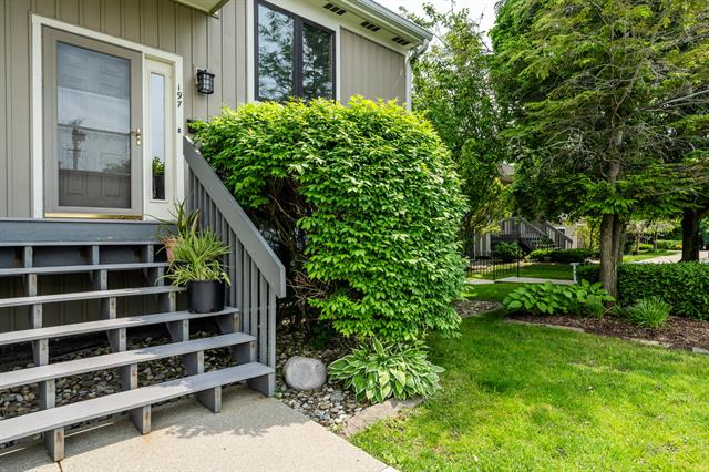 front view picture of 197 Wayne Street, Saint Joseph, MI. 49085