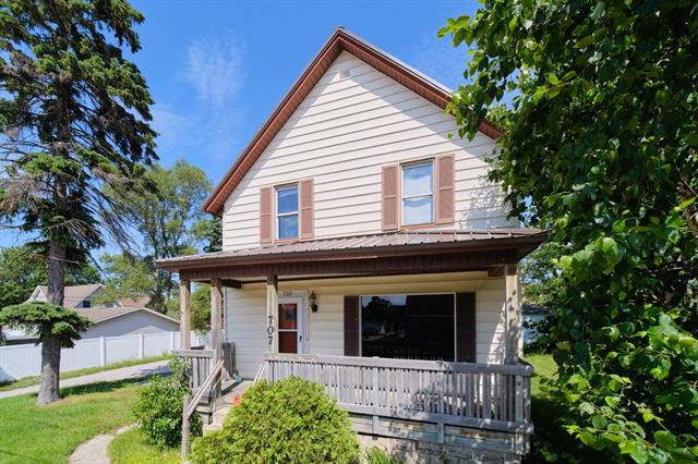 front view picture of 707 Cypress Street, Manistee, MI. 49660