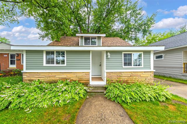 front view picture of 313 W Harwood Ave, Madison Heights, MI. 48071