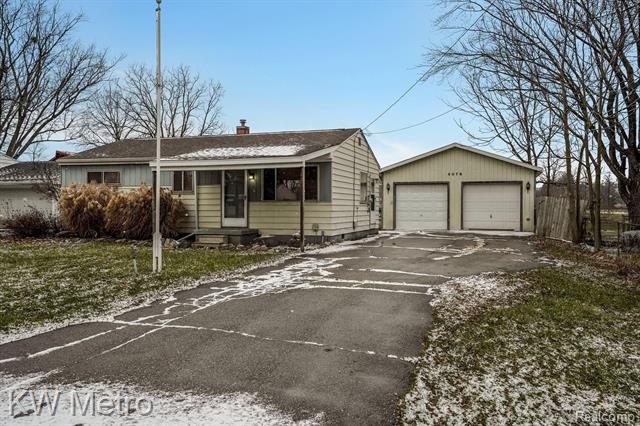 front view picture of 4076 Carmanwood Drive, Flint, MI. 48507