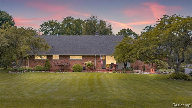 front view picture of 26189 Hidden Valley Dr, Farmington, MI. 48331
