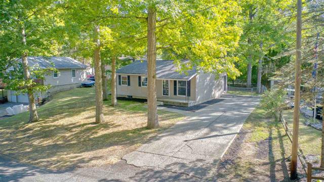 front view picture of 427 Poplar Dr, Brooklyn, MI. 49230