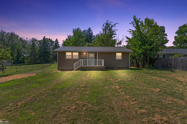 front view picture of 10057 Nimphie Road, Fenton, MI. 48430