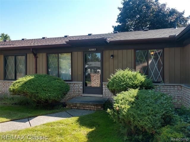 front view picture of 32983 Cedar Ridge Crt, Warren, MI. 48093