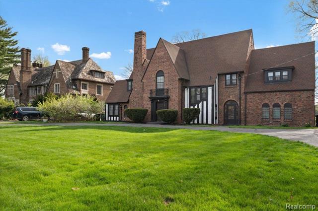 front view picture of 17381 Pontchartrain Boulevard, Highland Park, MI. 48203