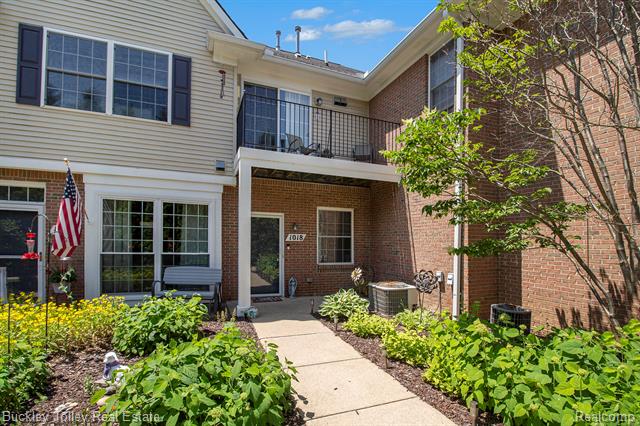 front view picture of 1018 Shiawassee Circle, Howell, MI. 48843