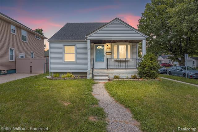 front view picture of 1721 E Lincoln Ave, Royal Oak, MI. 48067