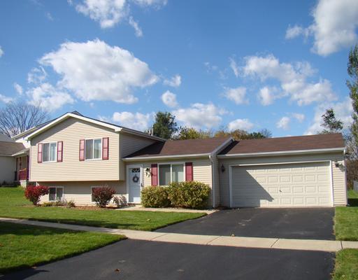 front view picture of 77 Coyote Court, Pinckney, MI. 48169
