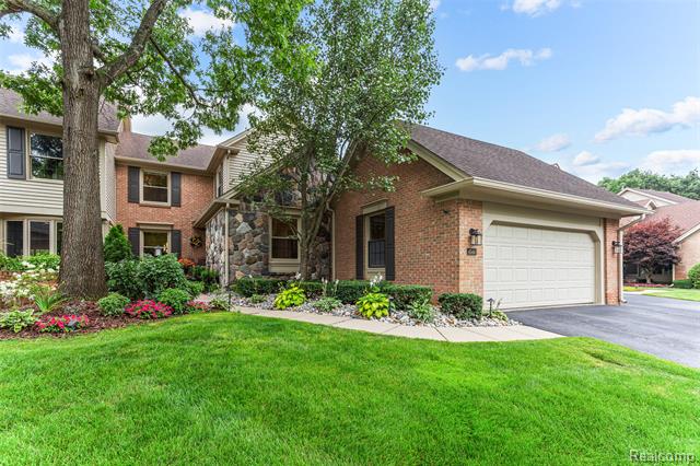 front view picture of 4544 Golf View Drive, Brighton, MI. 48116