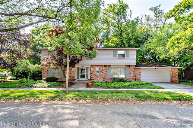 front view picture of 8019 Concord Rd, Huntington Woods, MI. 48070