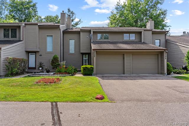 front view picture of 2525 White Oak Place, Flint, MI. 48532