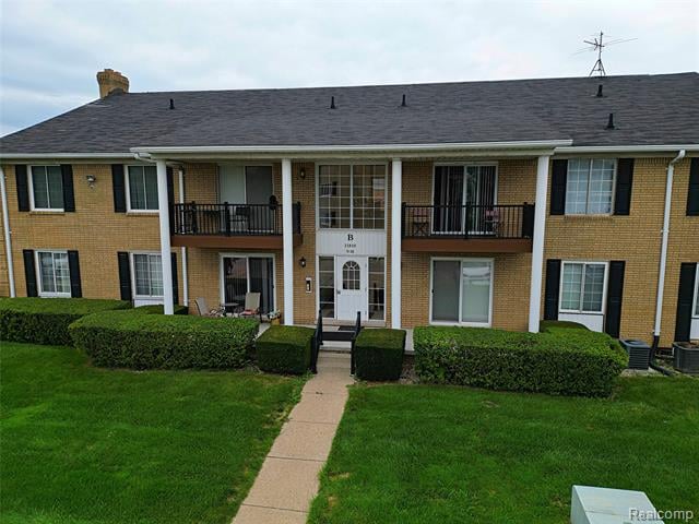 front view picture of 11810 15 Mile Rd #B 10, Sterling Heights, MI. 48312