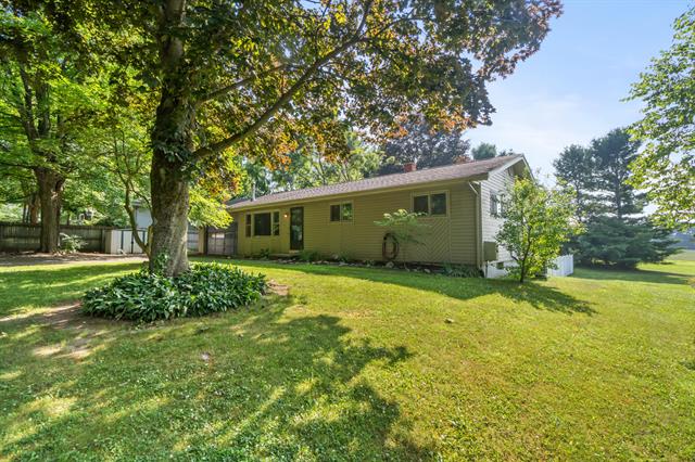 front view picture of 5912 Mapledale Rd, Jackson, MI. 49201
