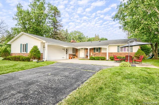 front view picture of 1038 Cora Dr, Flint, MI. 48532