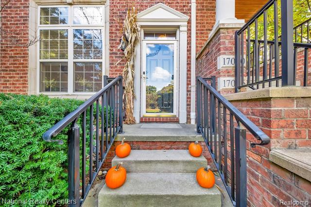 front view picture of 17026 Farmington Road, Livonia, MI. 48154