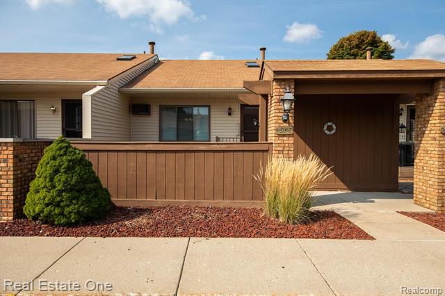 front view picture of 25123 Heritage Court, South Lyon, MI. 48178
