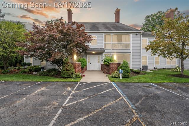 front view picture of 620 Curzon Ct Apt 204, Howell, MI. 48843