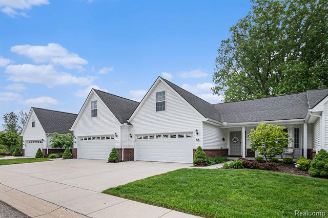 front view picture of 816 Nelsons Ridge, Howell, MI. 48843