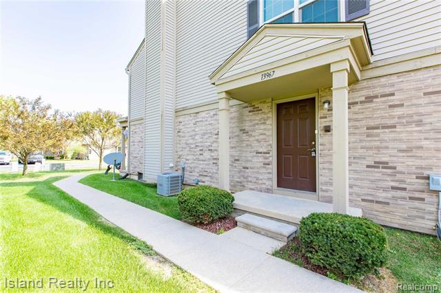 front view picture of 13967 Watersway Drive, Rockwood, MI. 48173