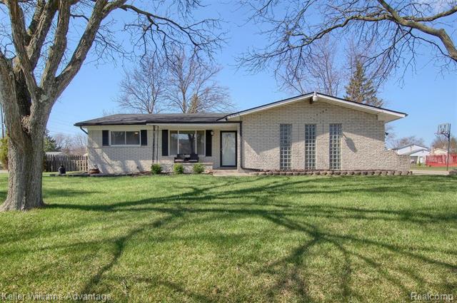 front view picture of 27015 Arden Park Cir, Farmington, MI. 48334