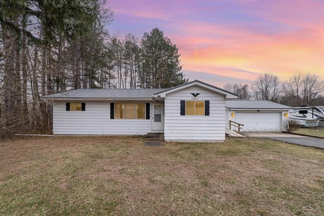 front view picture of 103 W Ludington, Farwell, MI. 48622