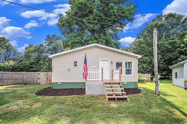 front view picture of 713 Maple Street, Ionia, MI. 48846