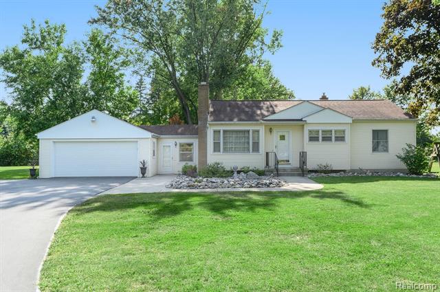 front view picture of 1319 Westwood Court, Flint, MI. 48532