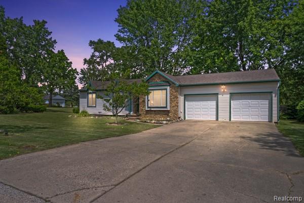 front view picture of 6011 Stockbridge Commons Trail, Grand Blanc, MI. 48439