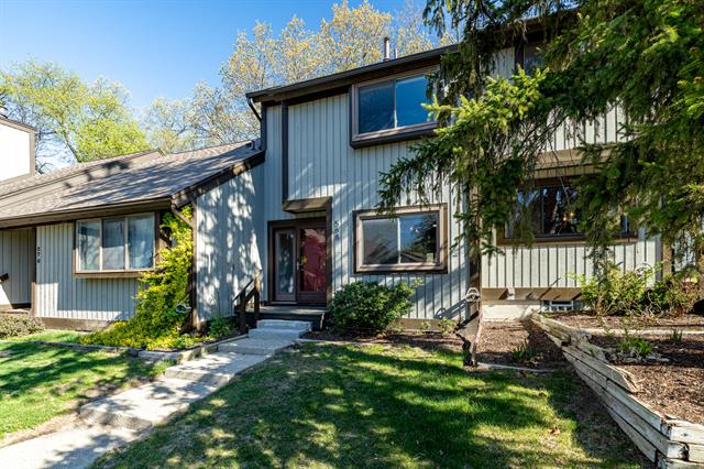 front view picture of 568 Foxboro Square, Brighton, MI. 48116