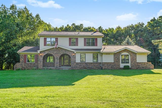 front view picture of 6300 Victoria Court, Fenton, MI. 48430