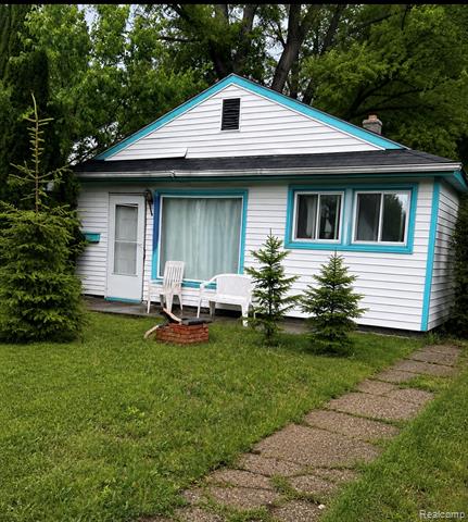 front view picture of 18030 Hull Street, Highland Park, MI. 48203