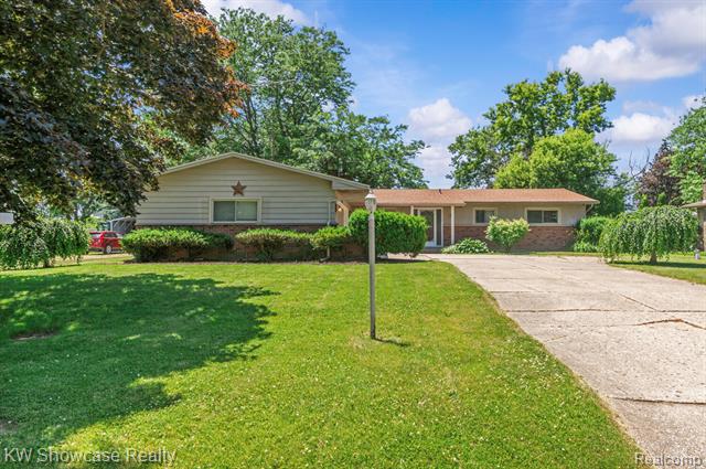 front view picture of 3196 Red Barn Road, Flint, MI. 48507