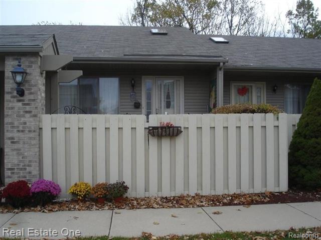 front view picture of 62330 Arlington, South Lyon, MI. 48178
