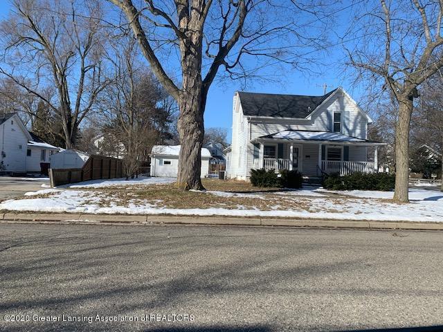 front view picture of 823 N Washington, Owosso, MI. 48867