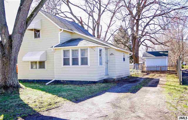 front view picture of 918 Wayne St, Jackson, MI. 49202