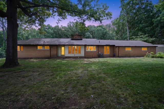 front view picture of 2475 Park Drive, Jackson, MI. 49203