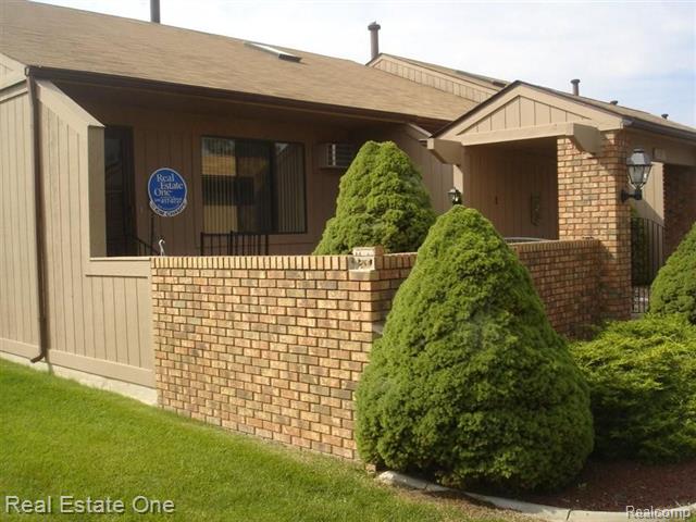 front view picture of 62071 Yorktown, South Lyon, MI. 48178