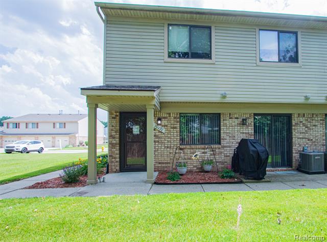 front view picture of 50191 N. Angelo Ct, New Baltimore, MI. 48047