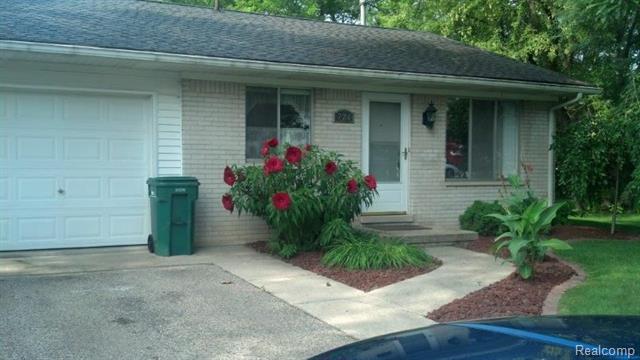 front view picture of 724 Oceola, Howell, MI. 48843