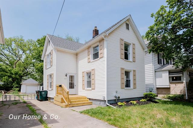front view picture of 337 N Fairview, Lansing, MI. 48912