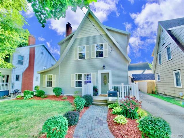 front view picture of 1007 S Webster St, Jackson, MI. 49203