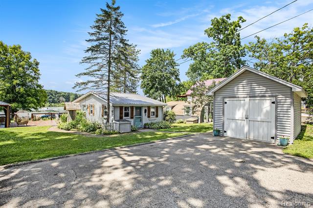front view picture of 636 Swains Lake Dr, Concord, MI. 49237