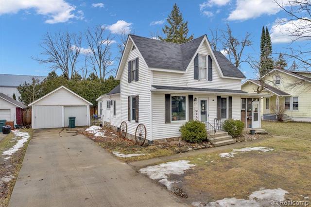 front view picture of 1232 N Saginaw Street, Lapeer, MI. 48446