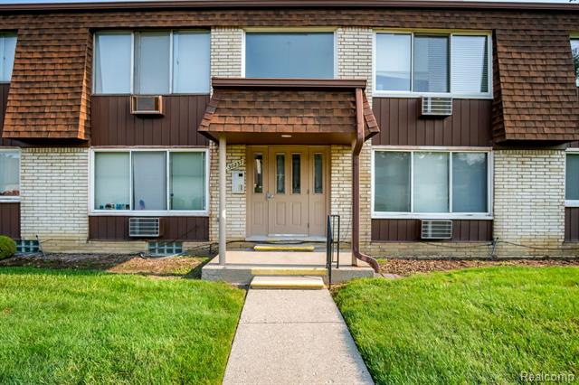 front view picture of 30237 Utica, Roseville, MI. 48066