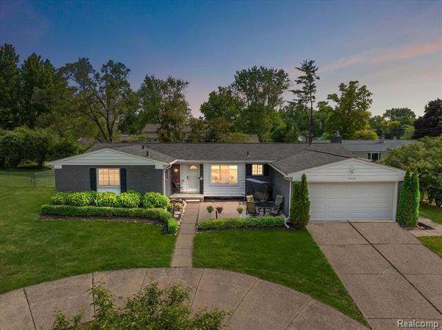 front view picture of 25692 Chapelweigh Dr, Farmington, MI. 48336