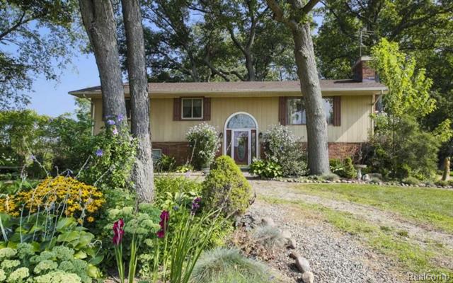 front view picture of 3190 W Coon Lake Road, Howell, MI. 48843