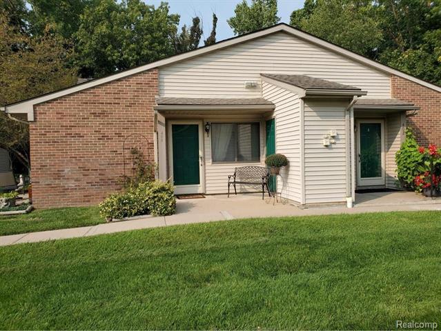 front view picture of 400 Spring Brooke Drive, Brighton, MI. 48116