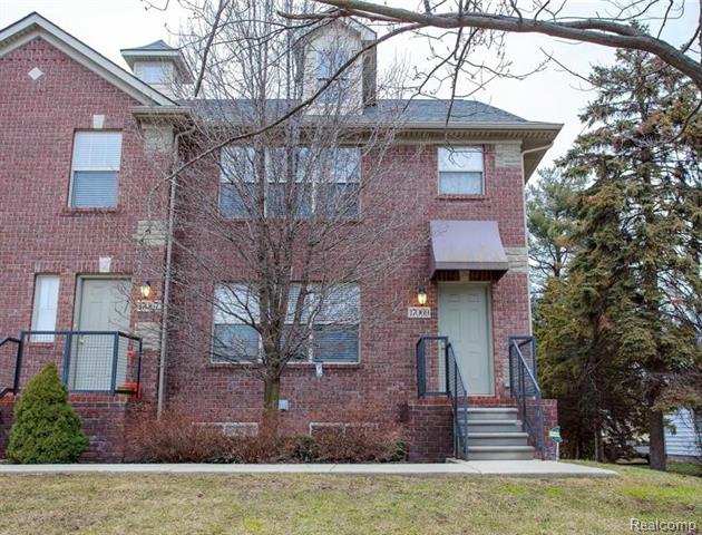 front view picture of 17069 14 Mile Rd, Fraser, MI. 48026